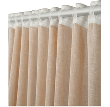 Gardin av tyg som hänger på en gardinstång