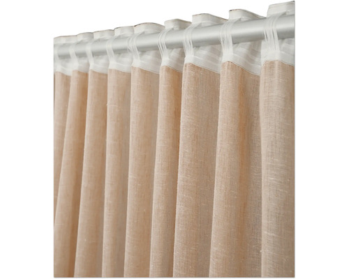 Gardin av tyg som hänger på en gardinstång