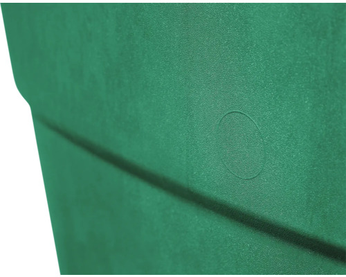 Detaljvy av en grön regntunna