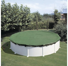 Täckt rund pool i trädgården.