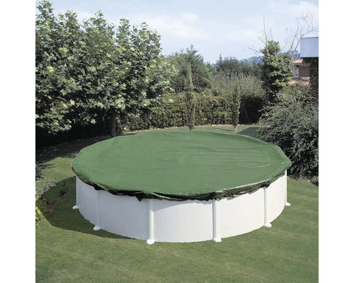 Täckt rund pool i trädgården.