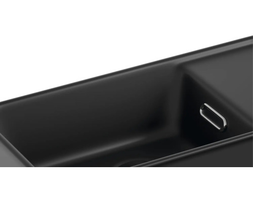 Detaljvy av en svart diskho med överfyllnadsgarnitur