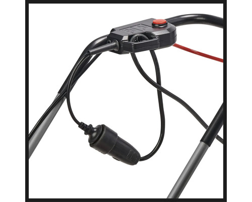 Detaljvy av ett gräsklipparhandtag med strömbrytare och kabel