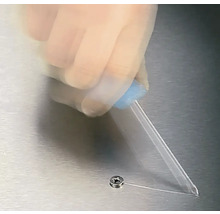 Applicera lim på en skruv med en pipett