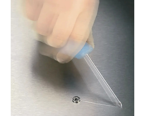 Applicera lim på en skruv med en pipett