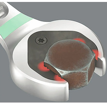 En skiftnyckel greppar en skruv.