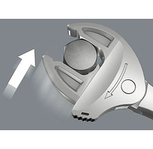 Justerbar skiftnyckel i bruk med pilsymboler för rotationsriktning