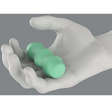 Hand med massageboll av plast