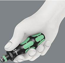 En skruvmejsel med ett ergonomiskt handtag hålls i en hand.