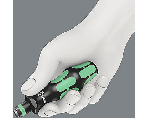 En skruvmejsel med ett ergonomiskt handtag hålls i en hand.