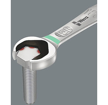 En fast nyckel av märket Wera drar åt en skruv.