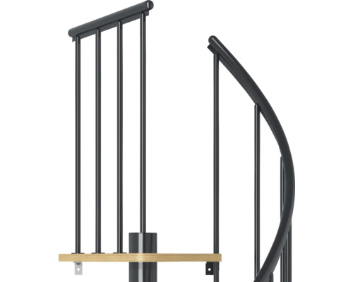 Detalj av spiraltrappa med trätrappsteg och metallräcke