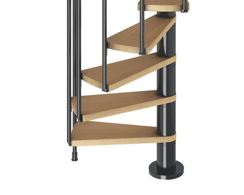 Detaljvy av en spiraltrappa med trätsteg och metallräcke