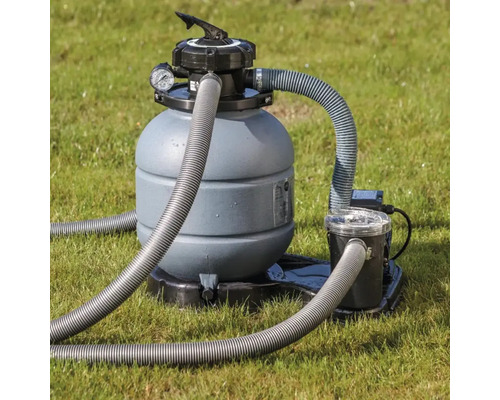 Sandfilteranläggning för pool på gräsmatta