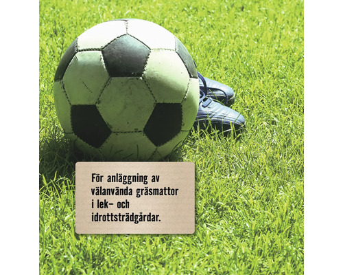 Fotboll och fotbollsskor på gräs med skylt för anläggning av slitstarka gräsmattor i lek- och idrottsträdgårdar