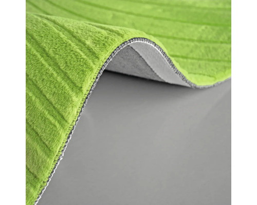 Detaljvy av en grön matta med horisontella ränder och en grå undersida