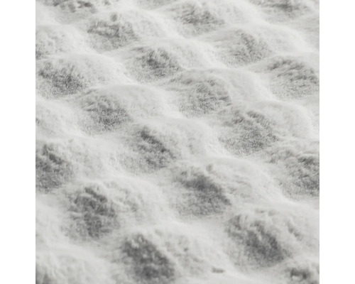 Närbild av en grå prydnadskudde med quiltat mönster