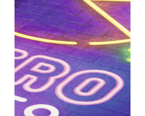 Dekorativ affisch med neonbokstäver och bakgrund av tegelvägg