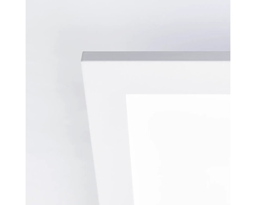 Detalj av en vit yta med silverfärgad kant