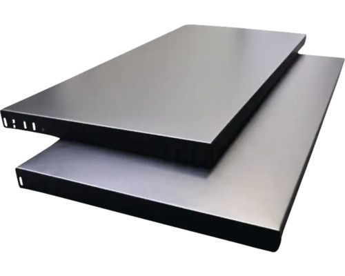 Två metallhyllor staplade