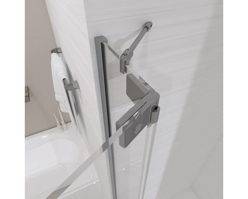 Detaljvy av en duschkabin med glas och metallbeslag