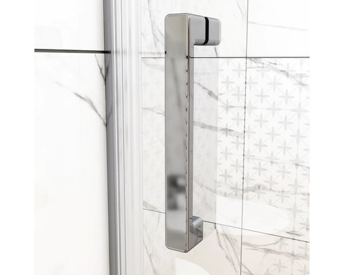 Detaljvy av ett duschkabingrepp i metall