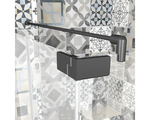 Detaljbild av en duschkabin med stabiliseringsstång mot väggen