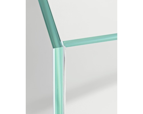 Detaljvy av en glasskiva med kantbearbetning