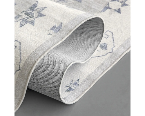 Detaljvy av en mönstrad matta med halkfri undersida