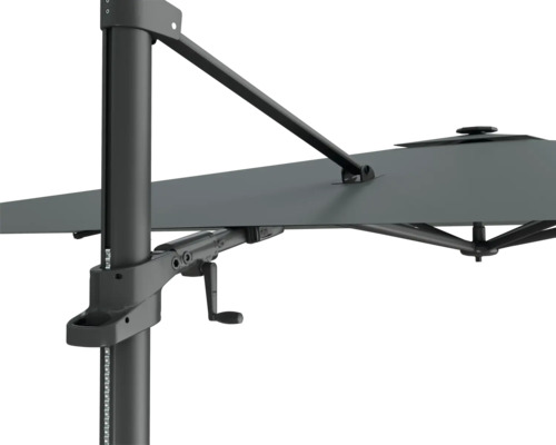 Detaljbild av ett parasoll med vevmekanism för enkel användning.