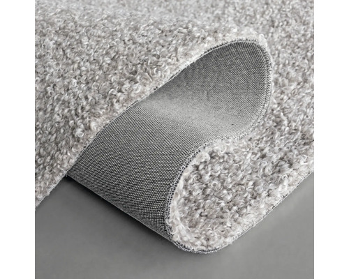 Grå matta med hög lugg och vävd baksida.