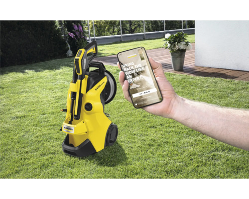 Gul Kärcher högtryckstvätt K4 med smartphone-app på gräsmatta