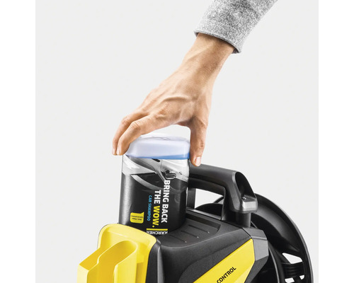 Kärcher bilschampo på en högtryckstvätt, demonstreras av en hand