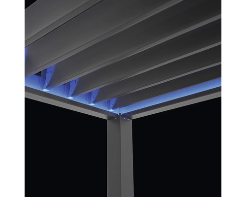 Detaljvy av en pergola med lamelltak och integrerad belysning.