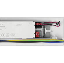 Detaljvy av en elektronisk komponent med kablar och brytare.