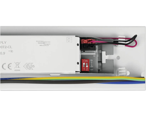 Detaljvy av en elektronisk komponent med kablar och brytare.