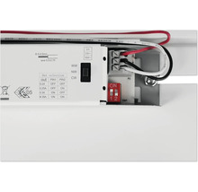 Detaljvy av en elektronisk enhet med brytare och anslutningar för kablage.