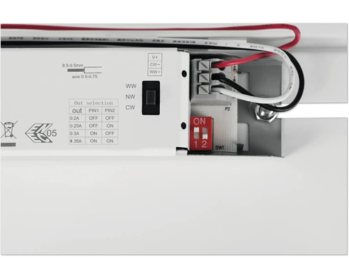Detaljvy av en elektronisk enhet med brytare och anslutningar för kablage.