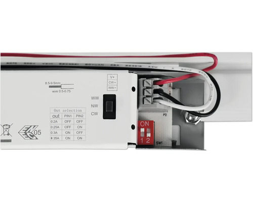 Detaljbild av en elektronisk enhet med anslutningar och strömbrytare.