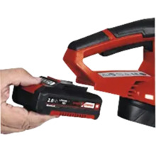 Ett batteri fästs på ett elverktyg
