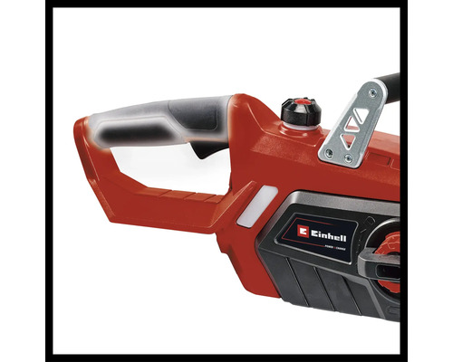 Detaljvy av en röd Einhell motorsåg med handtag