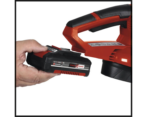 Sätta i ett Einhell Power X-Change batteri i ett trädgårdsredskap