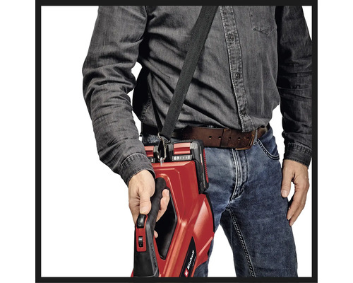 Man med Einhell batteridrivet universalverktyg med bärrem