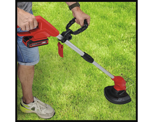 Batteridriven grästrimmer i bruk på gräsmatta