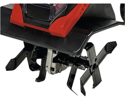 Detaljvy av en motorfräs med planteringsknivar