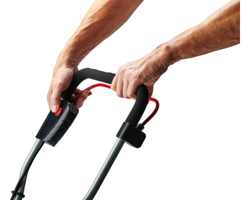 Manövrering av en gräsklippare med handtag och startknapp