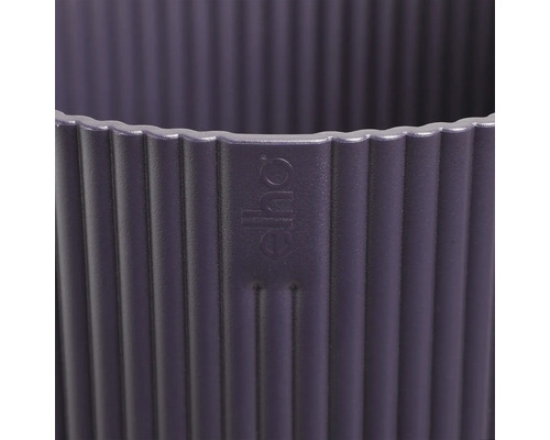 Detaljvy av en lila blomkruka med Elho-logotypen