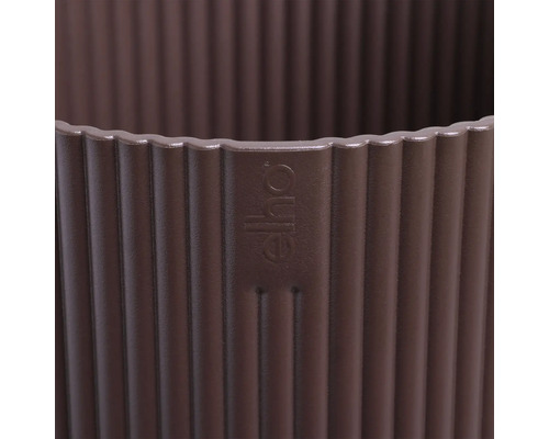 Detaljvy av en brun blomkruka med ribbad textur och Elho-logotypen