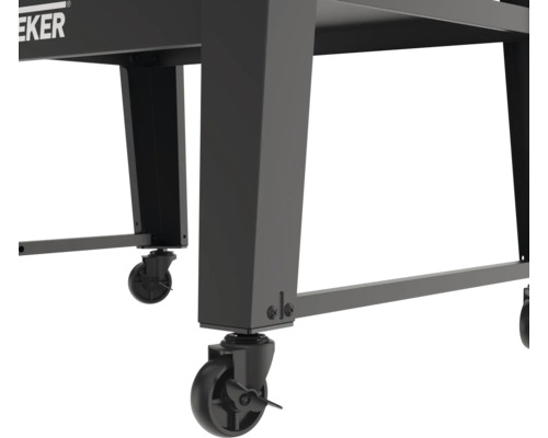 Detaljvy av en grillvagn med hjul.