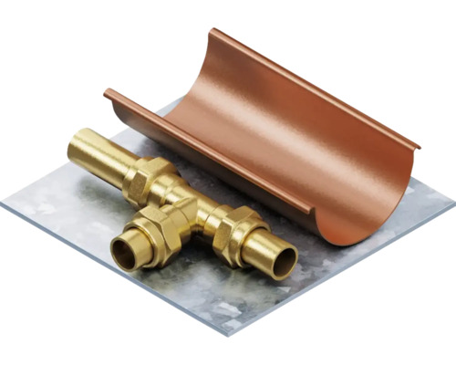 T-koppling i mässing och kopparränna på en metallplatta